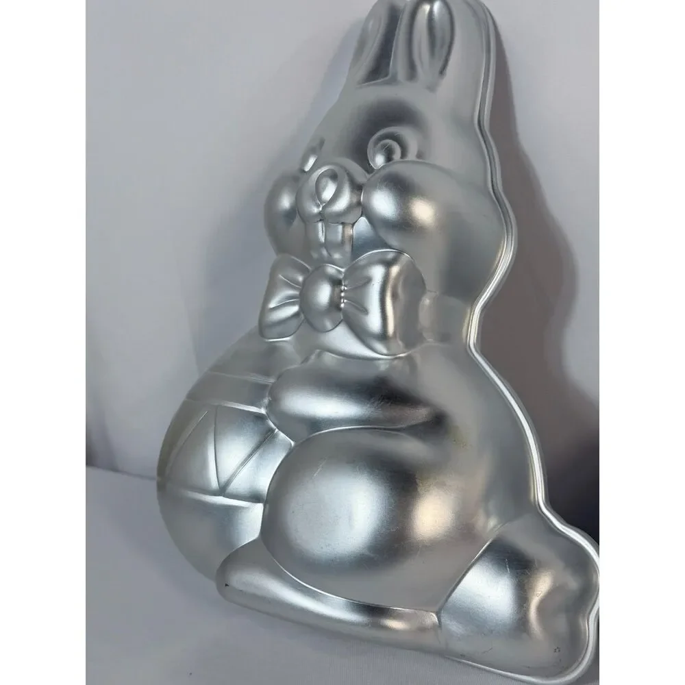 VTG Wilton Blushing Bunny 3D Cake Pan Two Piece Easter 1984 Aluminum Baking